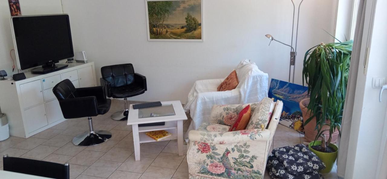 Grosses Zimmer Bad Kueche Wohnzimmer Terasse Garten Zentral Ruhig Landsberg am Lech Luaran gambar